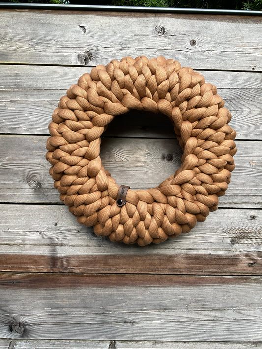 Ein gestrickter Kranz in Cognac 