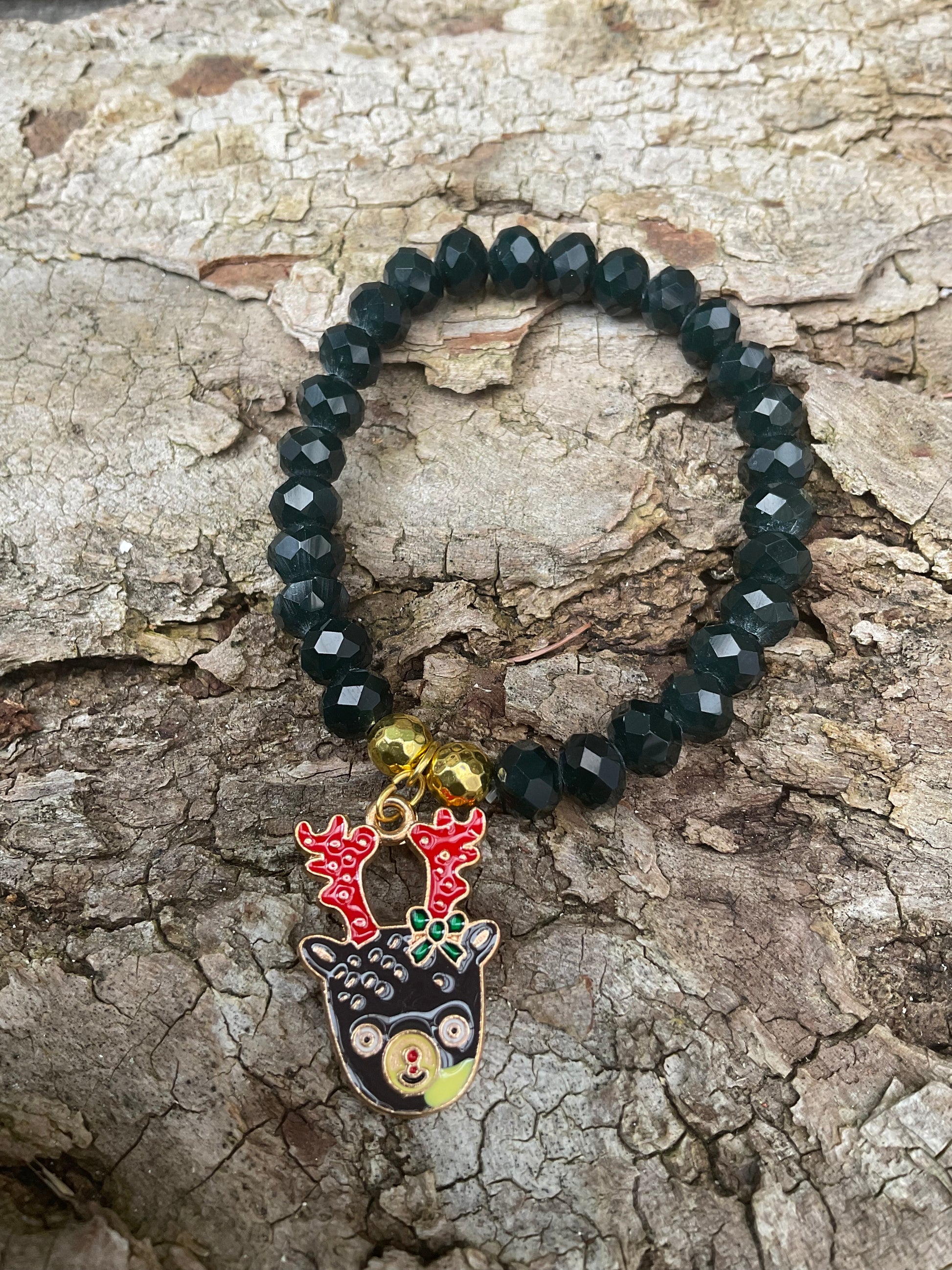 Ein schimmerndes Perlenarmband mit Anhänger 