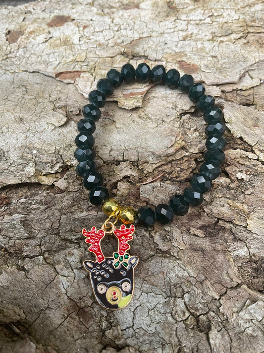 Ein schimmerndes Perlenarmband mit Anhänger 