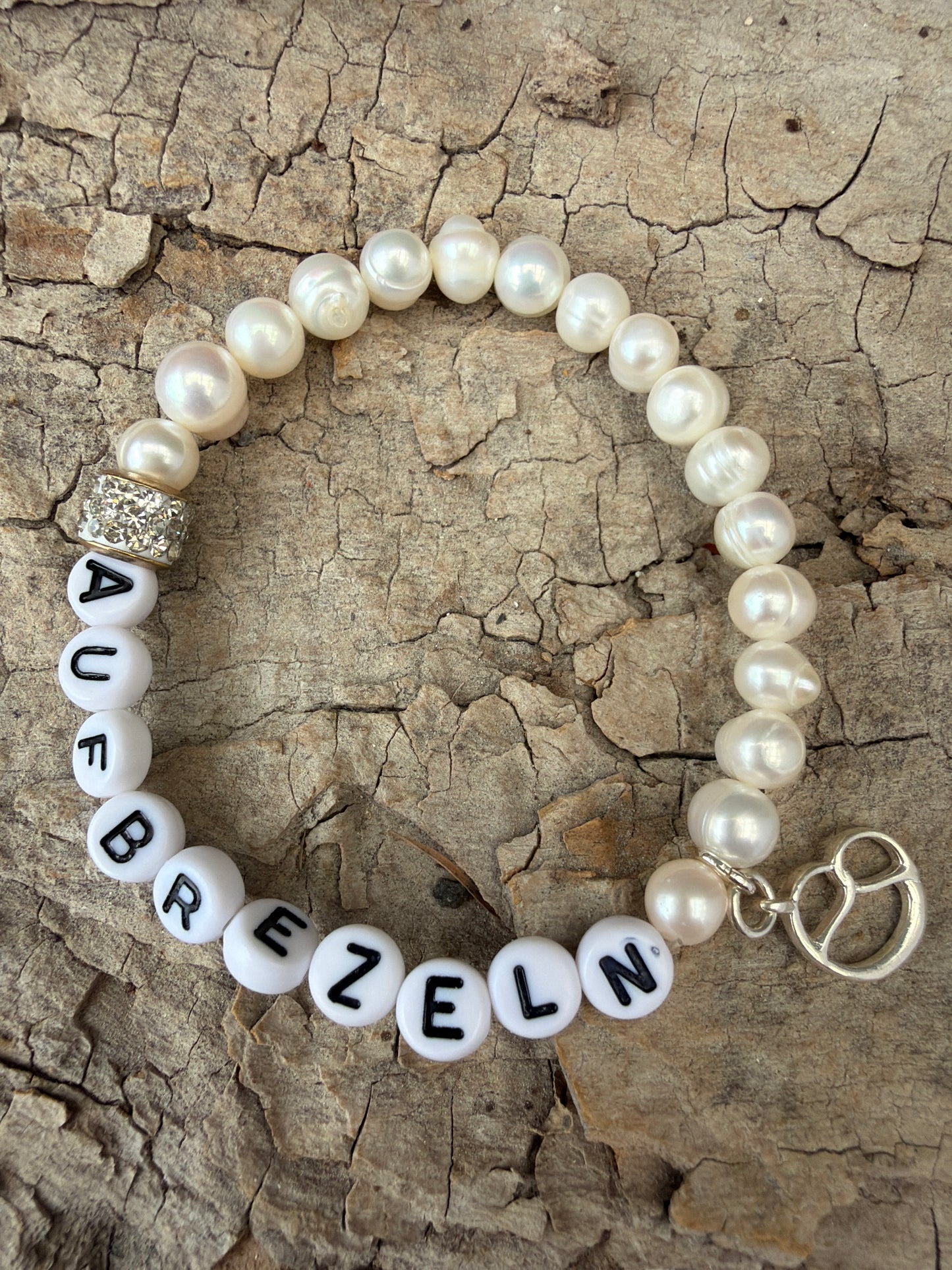 Ein perlenarmband mit brezenanhänger
