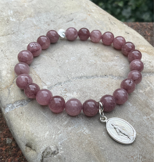 Ein Perlenarmband mir Herz und Madonna Anhänger 