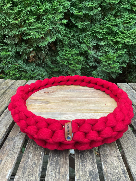 Ein gestricktes rotes Tablett 