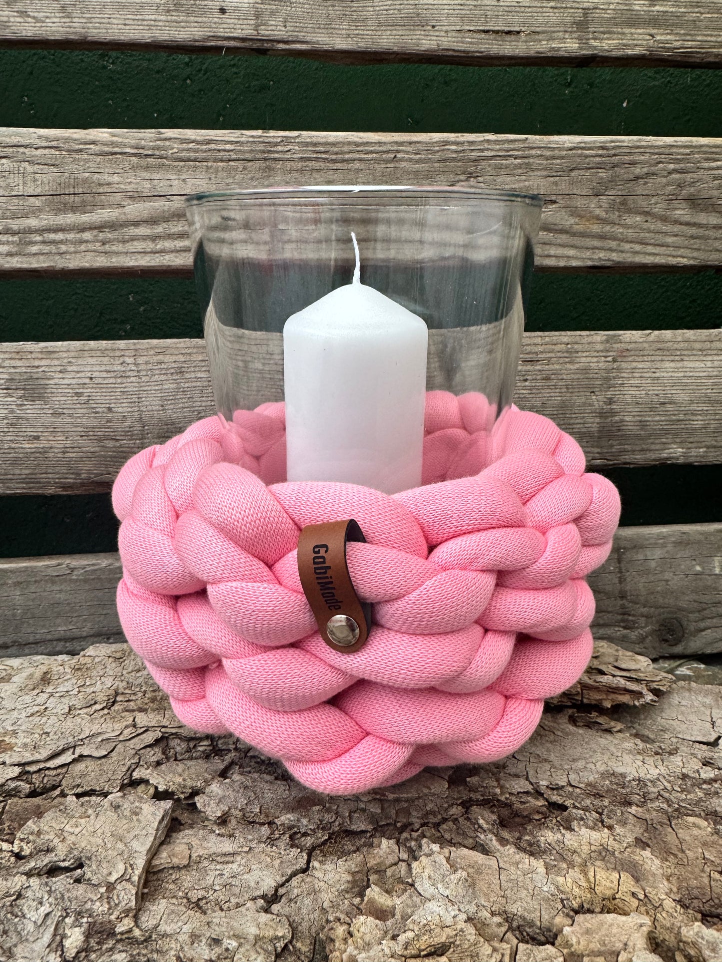 Ein gestricktes pinkes Windlicht 