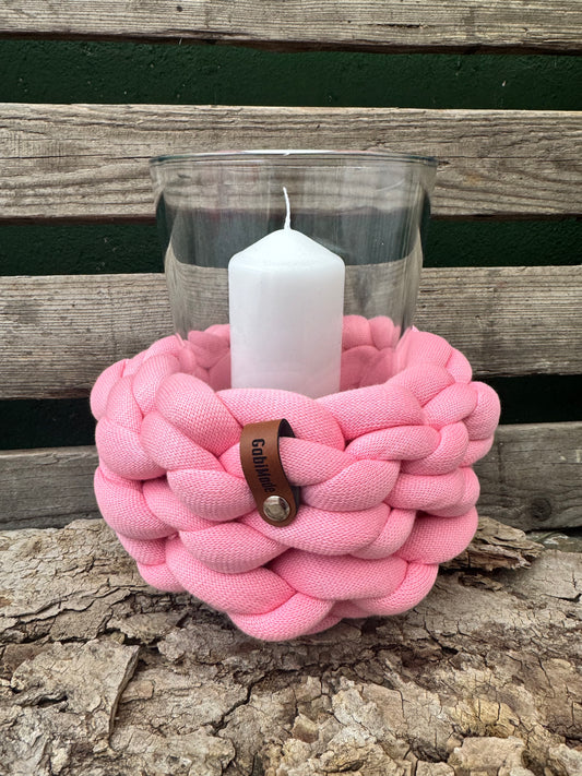 Ein gestricktes pinkes Windlicht 