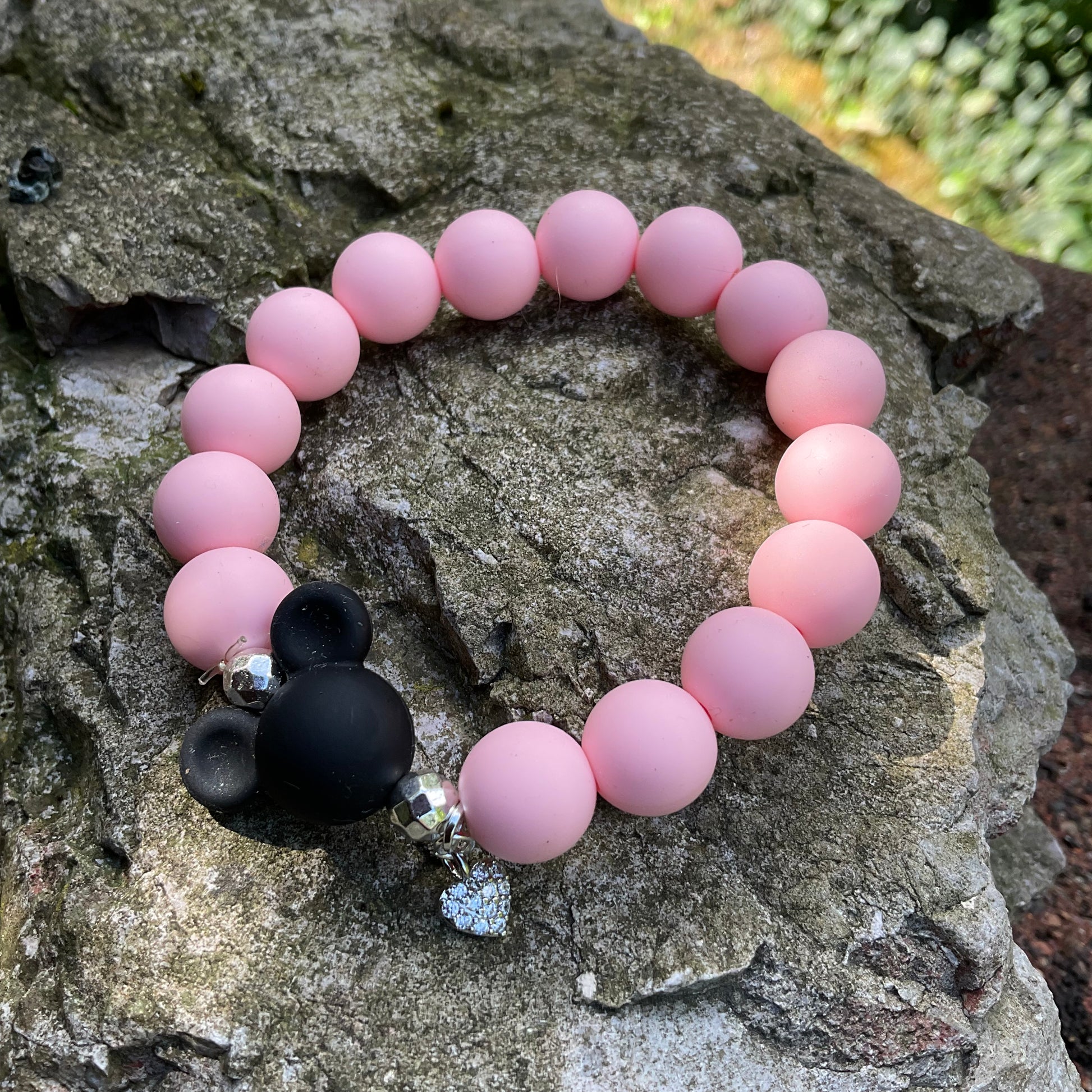 Ein silikonarmband mit MausiKopf und glitzerherz 