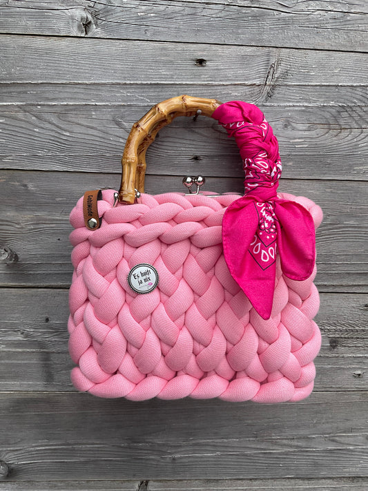 Eine gestrickte Pinke trachtentasche mit Bambusgriffen 