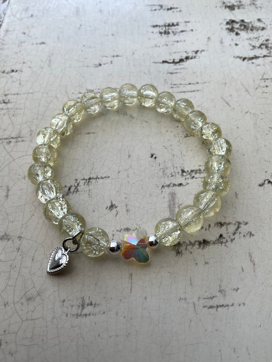 Ein gelbes perlenarmband mit Schmetterlingsperle 