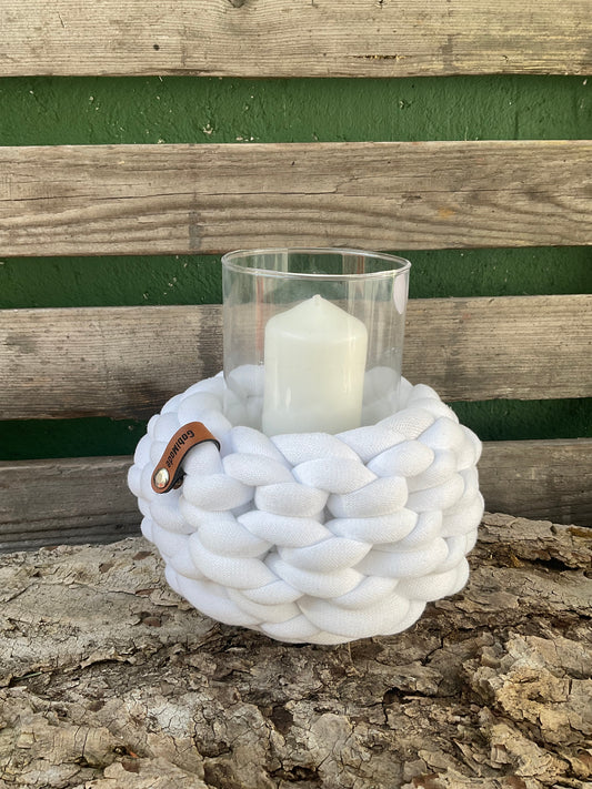 Ein gestricktes weißes Windlicht mit Glaseinsatz 