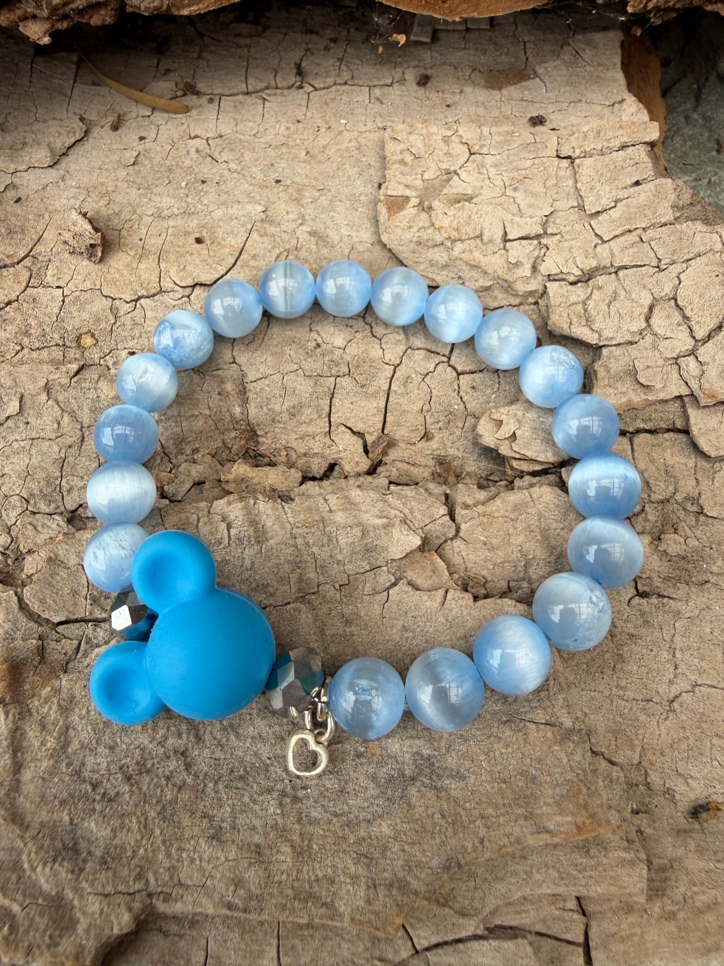 Ein hellblaues Perlenarmband mit Maus Kopf 
