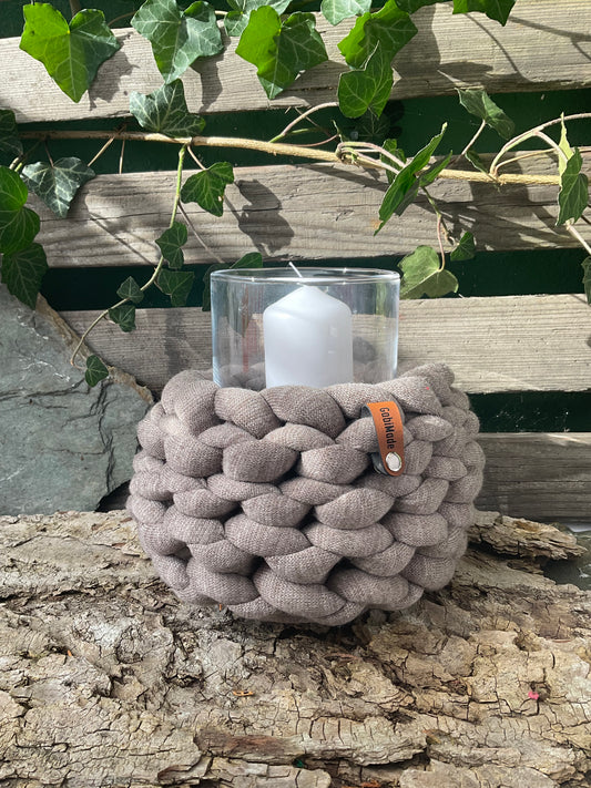 Ein gestricktes braunes Windlicht mit Glaseinsatz 