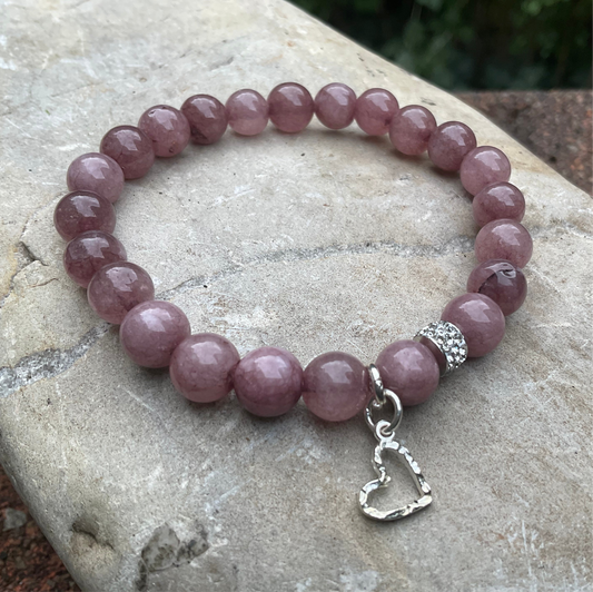Ein Armband aus Perlen mit Herzanhänger 