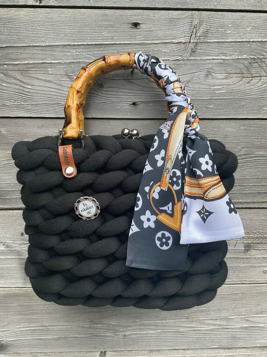 Eine gestrickte schwarze Trachtentasche 