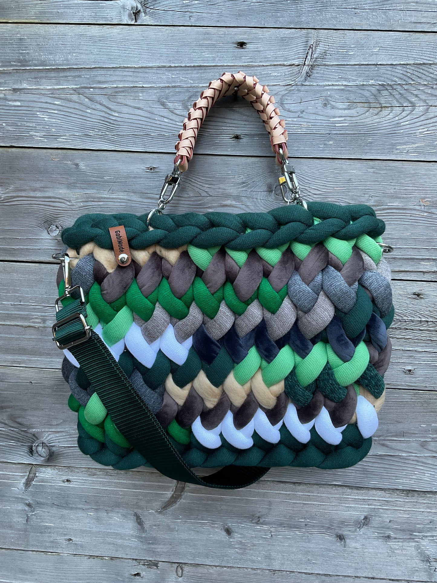 Gestrickte Tasche in grüntönen mit Griffen 