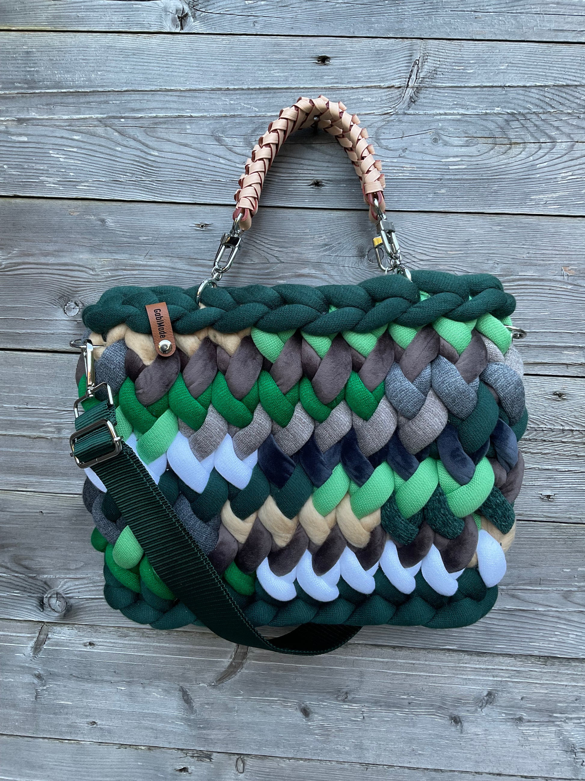 Gestrickte Tasche in grüntönen mit Griffen 
