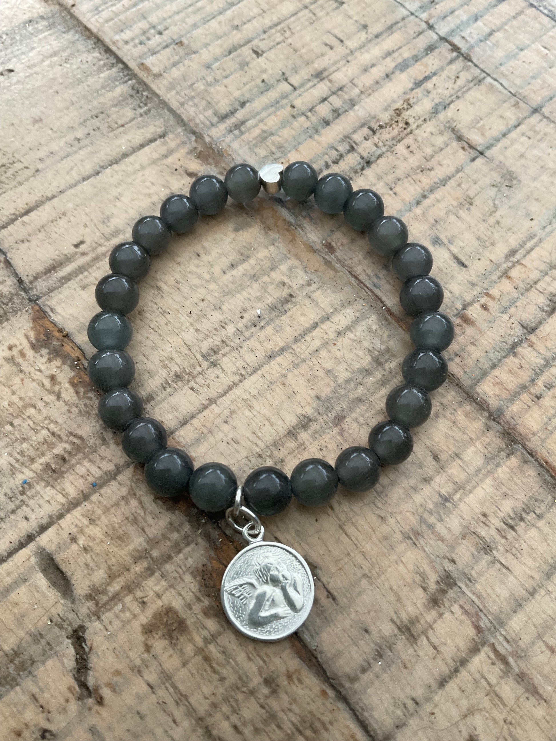 Ein Perlenarmband grau mit Schutzengel Anhänger 