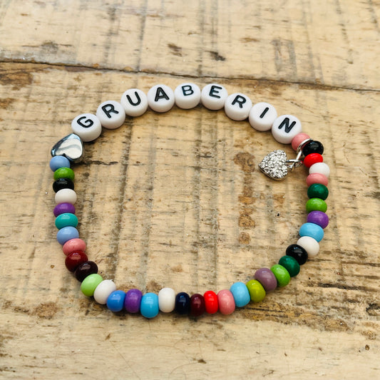 Ein buntes Armband mit GRUABERIN mit Herzanhängerv