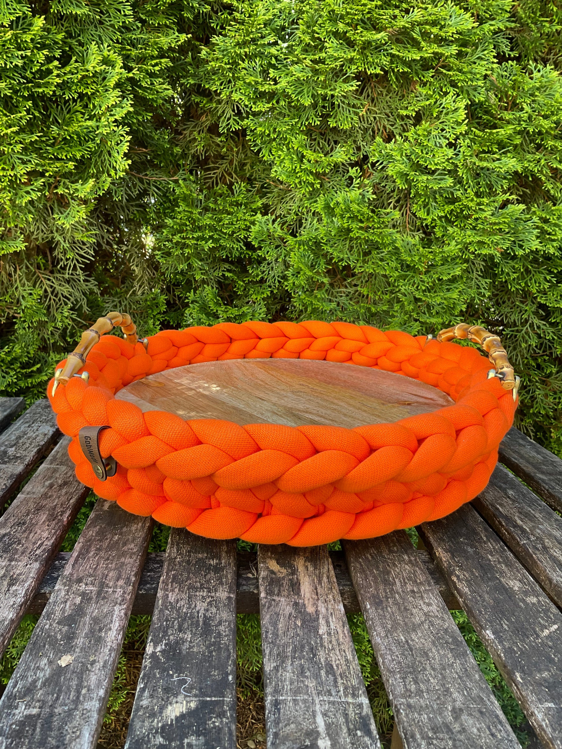 Ein getricktes Tablett in Oange mit Holzteller, Bambusgriffen in Large.