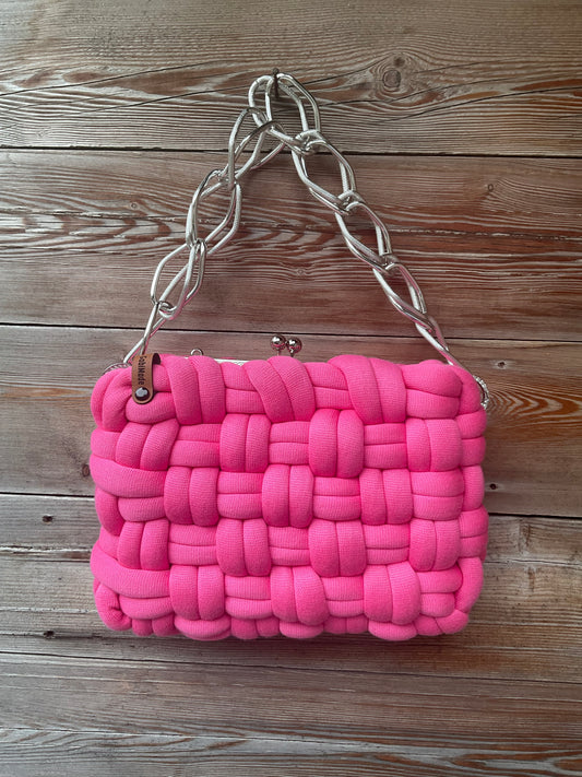Eine Pinke gestrickte clutch mit Zierkette 