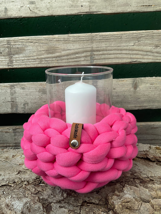 Ein pinkes gestricktes Windlicht mit Glaseinsatz 