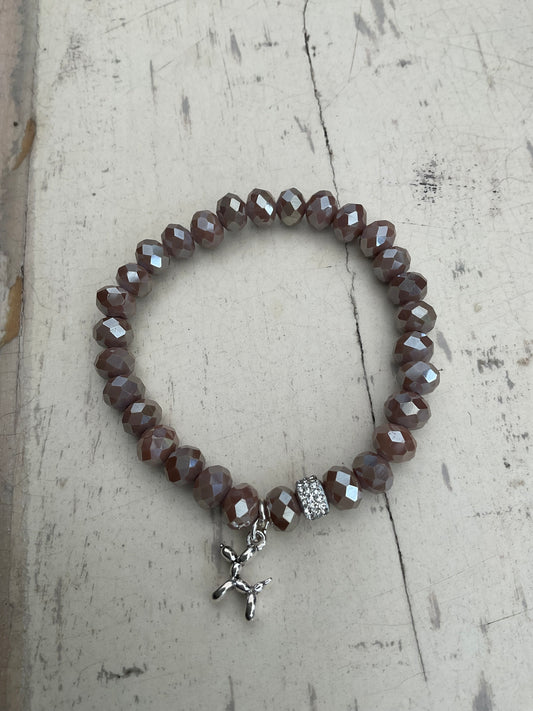 Armband aus schimmernden Perlen in Taupe mit Glitzerrondell und BalloonDog Anhänger 