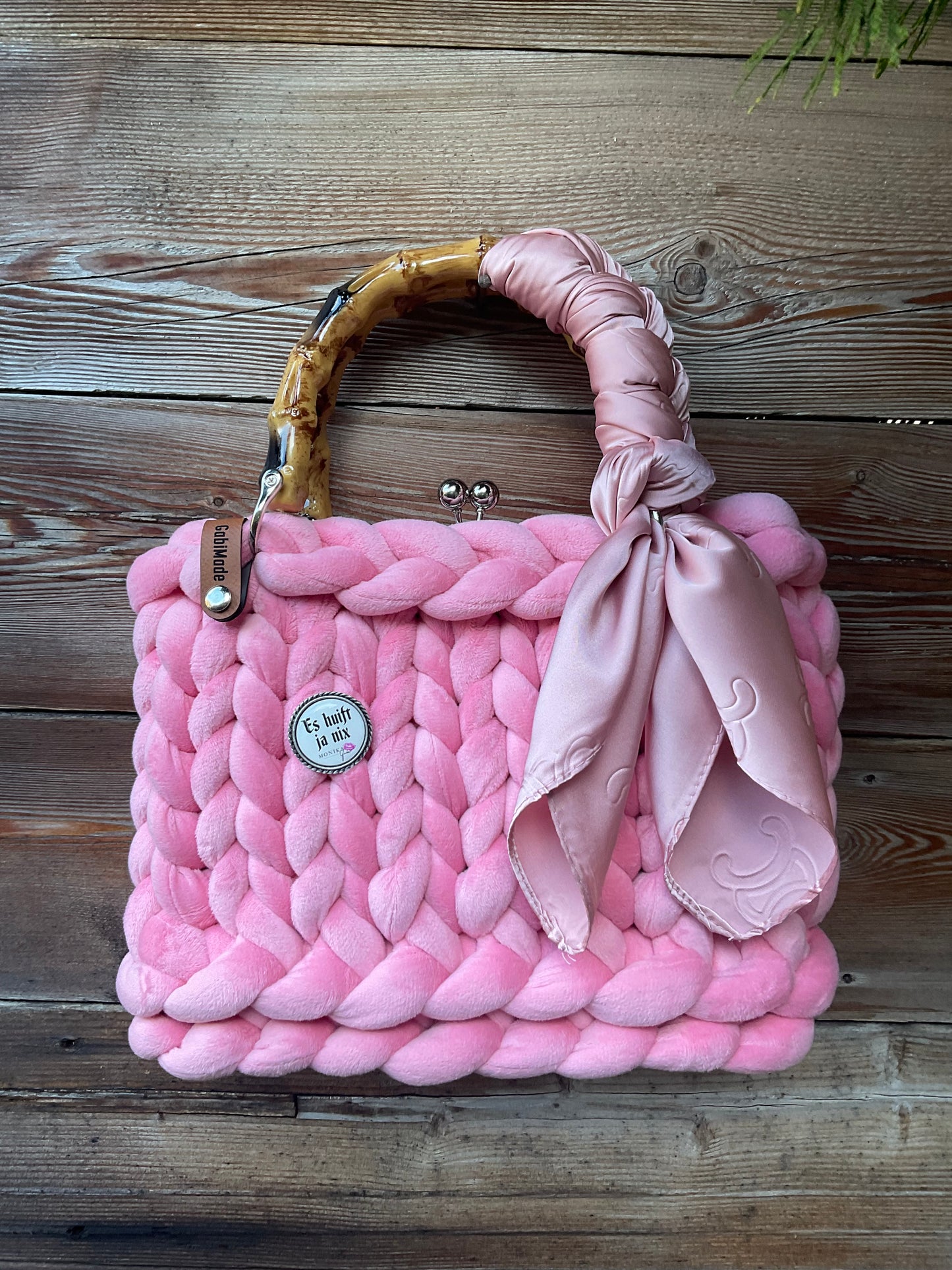 Eine gestrickte rosa trachtentasche  mit Tuch 