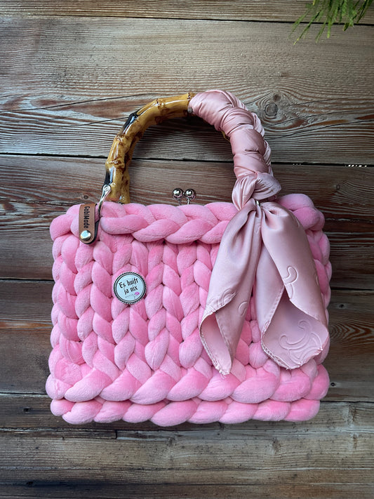 Eine gestrickte rosa trachtentasche  mit Tuch 