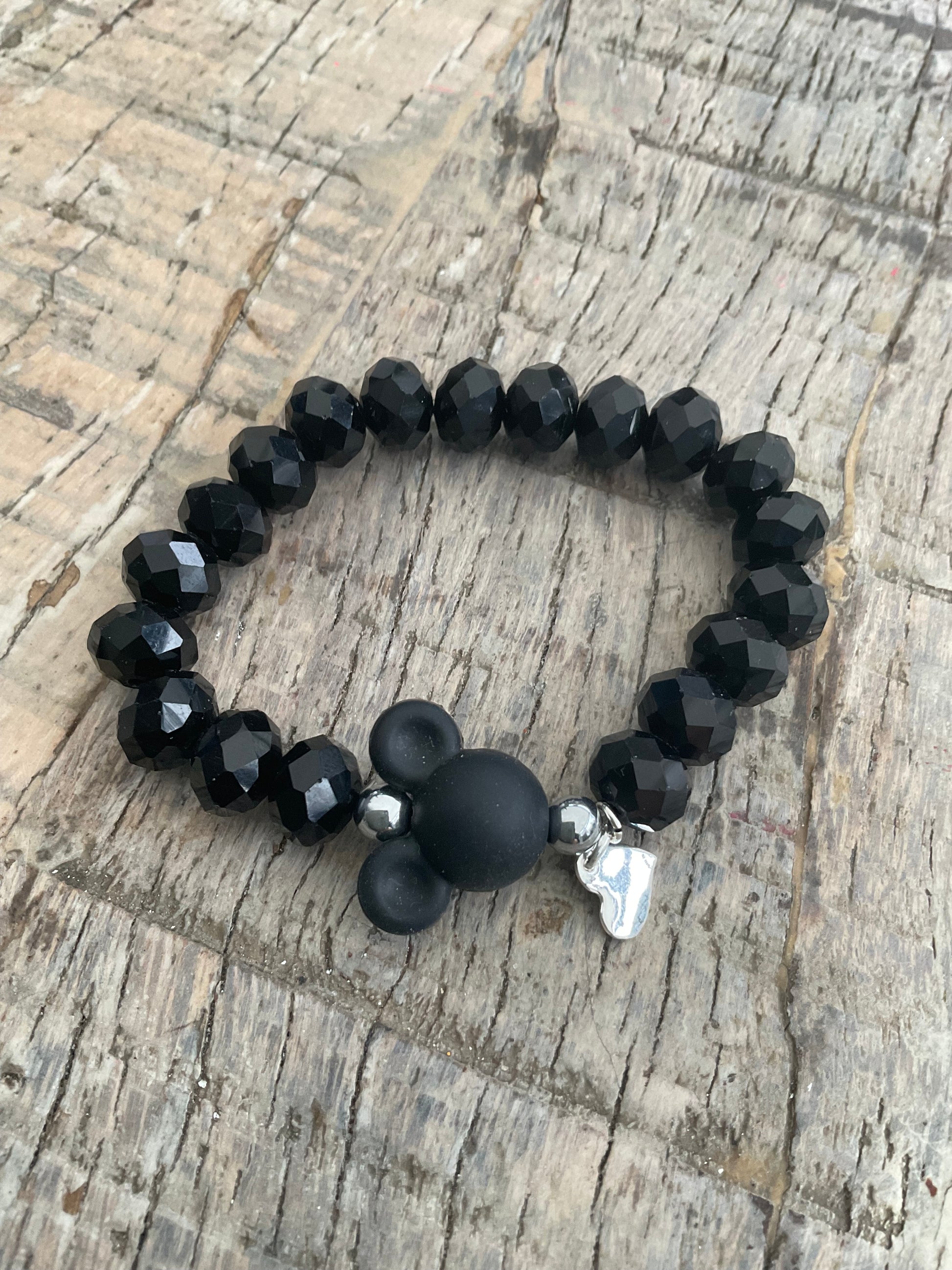 Ein schwarzes Perlenarmband mit Silikon Micky Maus 