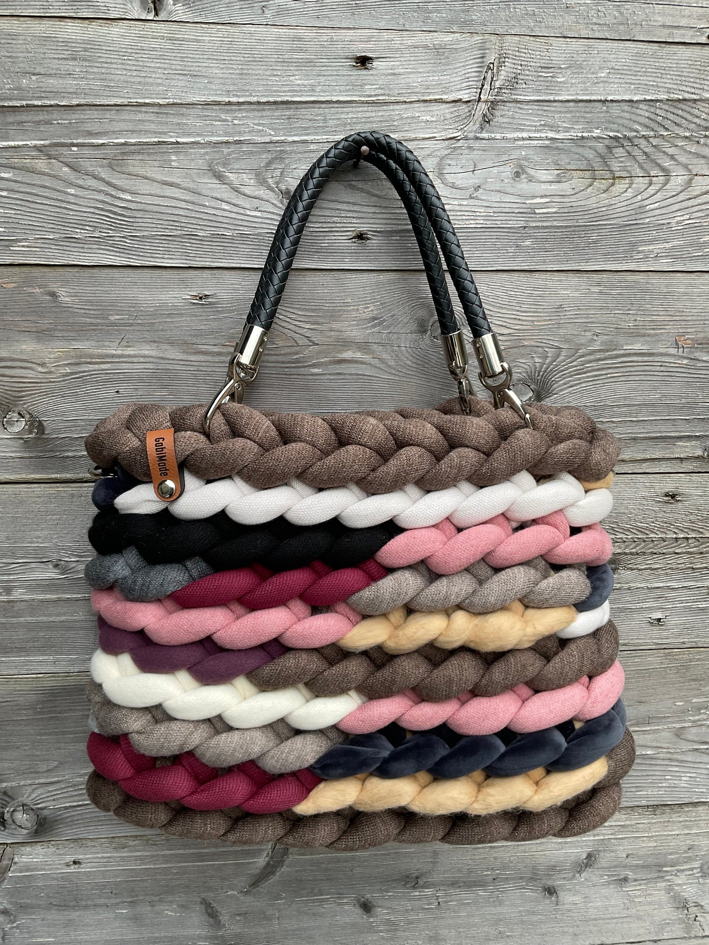 Bunte gestrickte Tasche mit zwei Griffen 