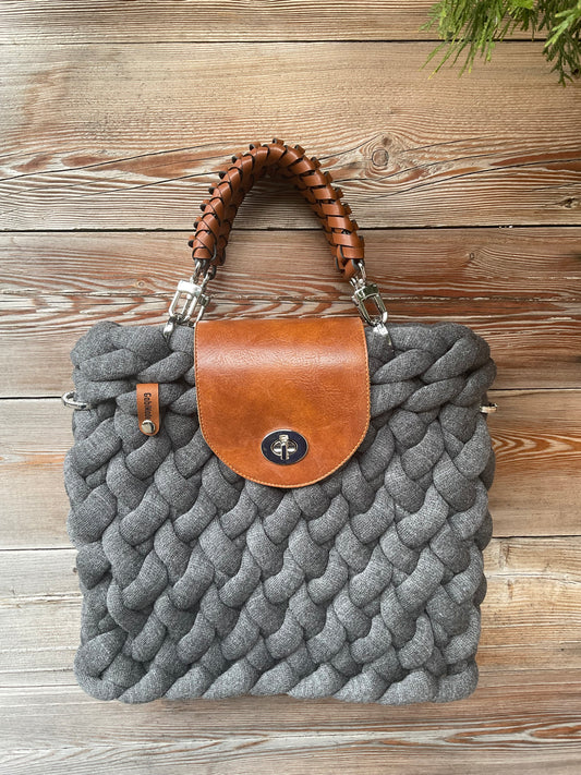 Eine gestrickte graue Tasche mit braun