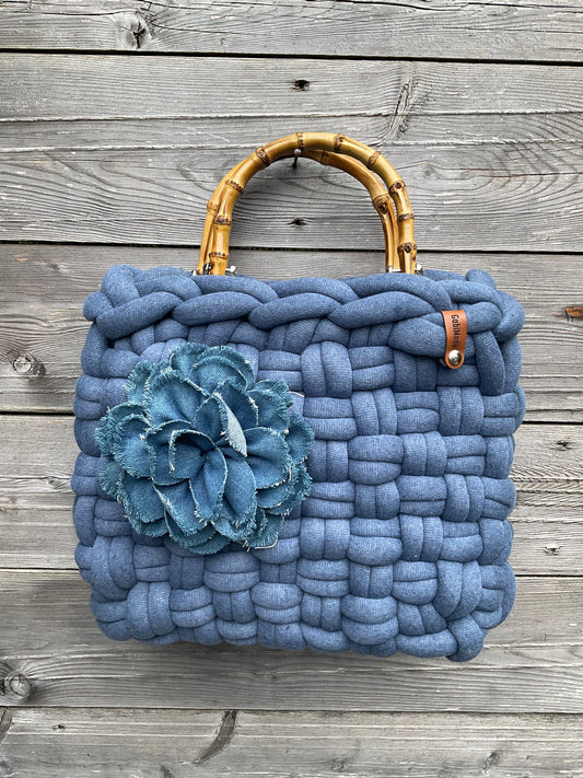Eine gestrickte Tasche in Jeanslook mit Bambusgriffen 