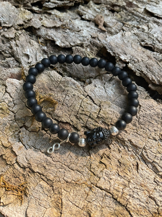Ein schwarzes Perlenarmband mit Buddha und Anhänger 