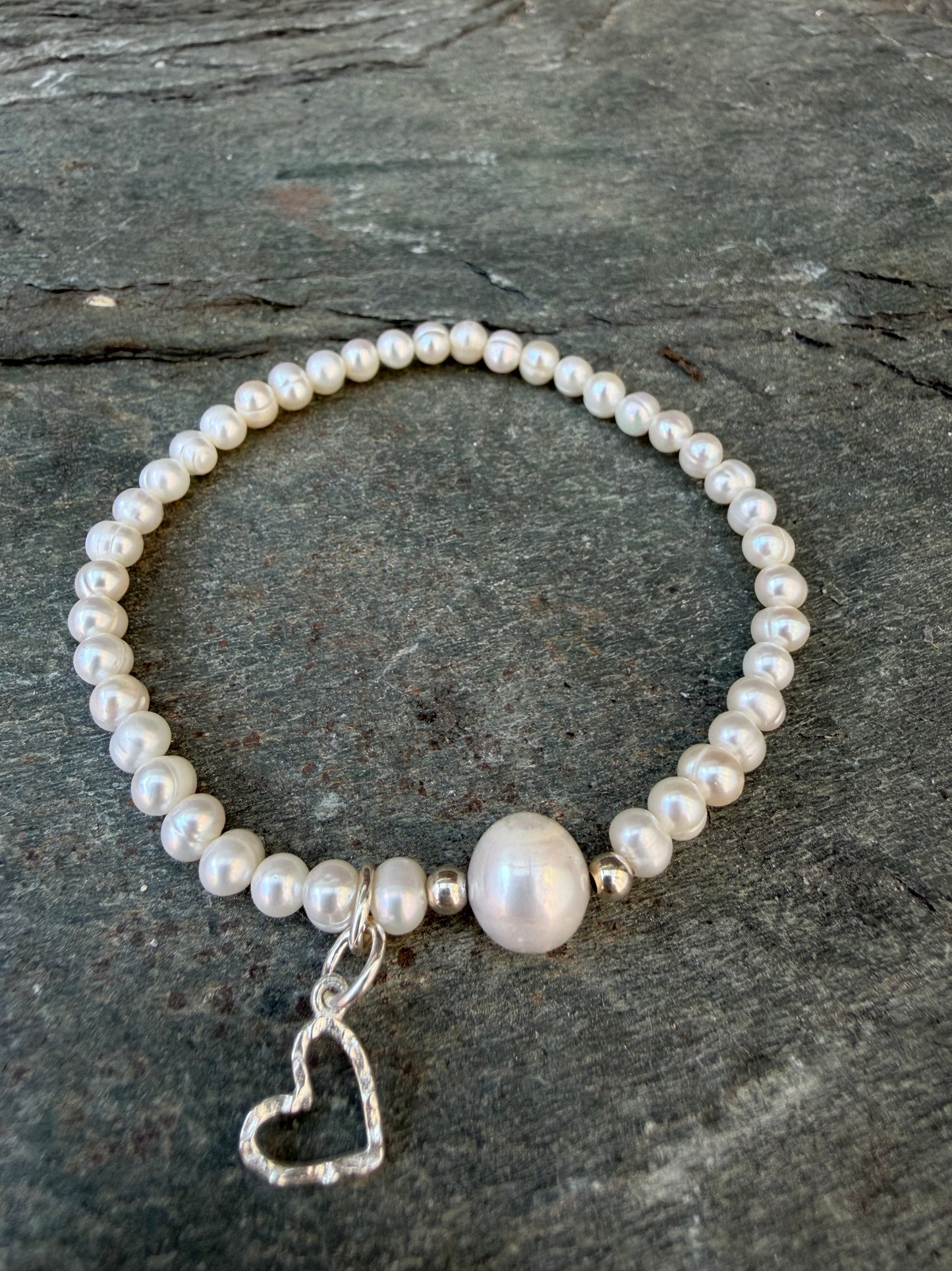 Ein perlenarmband mit Herzanhänger 