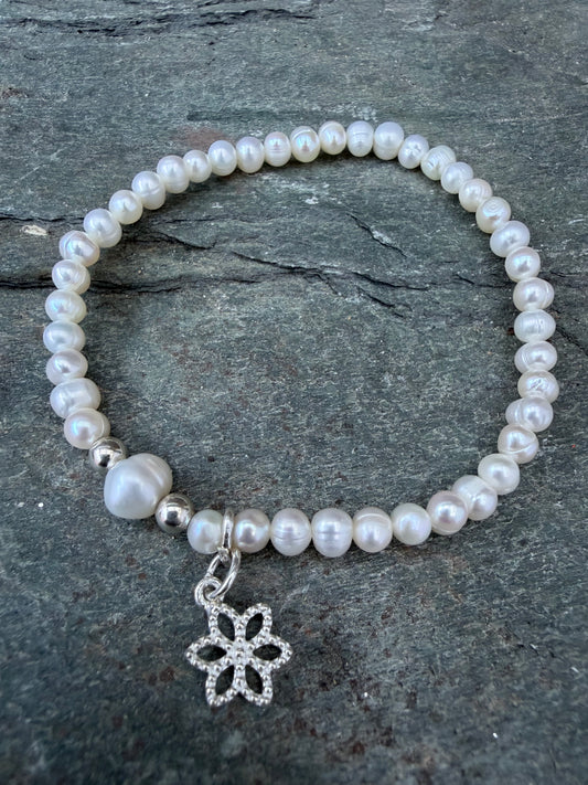 Perlenarmband mit blumenanhänger 