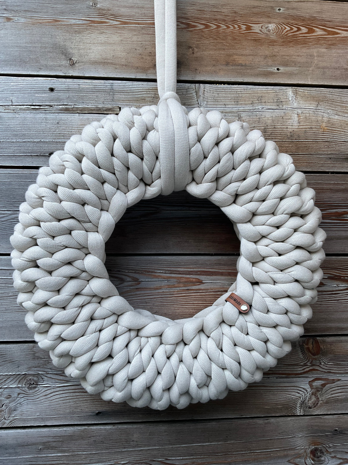 Ein gestrickter Kranz in Pearl
