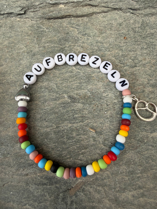 Ein buntes Armband mit brezenanhànger
