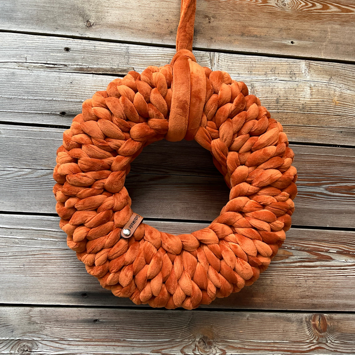 Ein gestrickter Kranz in samt Terracotta Größe M