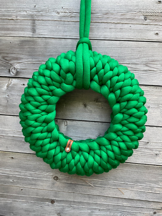 Ein grüner gestrickter Kranz