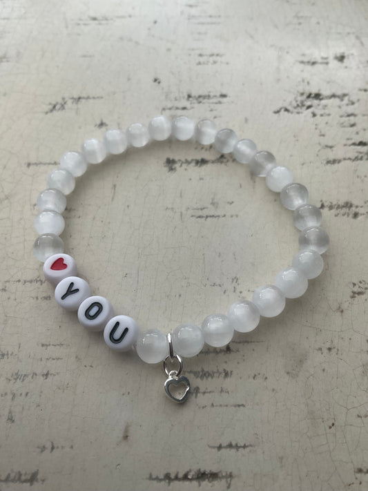 Ein weißes perlenarmband mit ❣️you