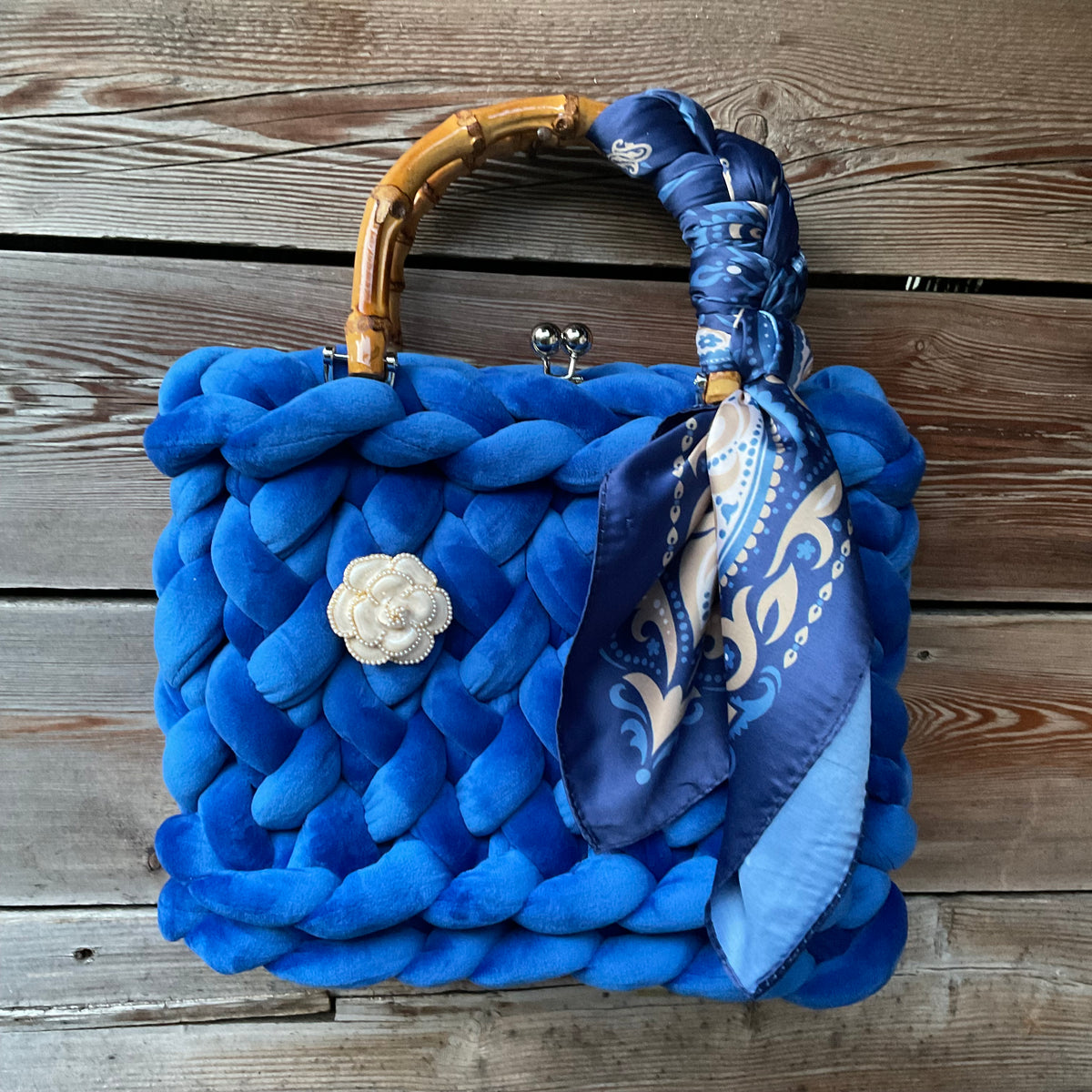 Eine RoyalBlue gestrickte Trachtentasche mit Brosche und Bambusgriffen 