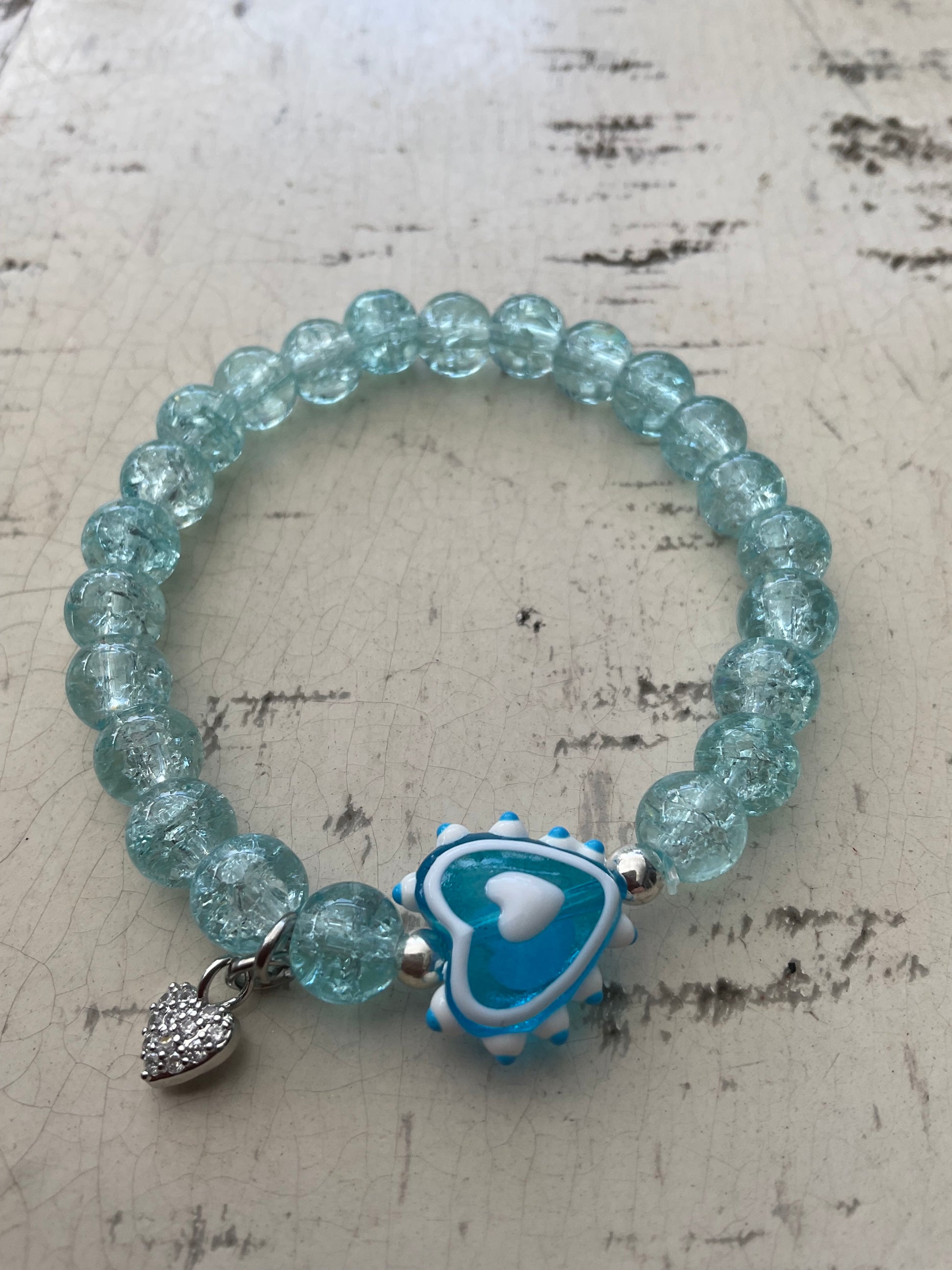 Ein Türkises perlenarmband mit Herzperle 