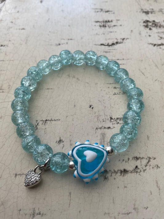 Ein Türkises perlenarmband mit Herzperle 