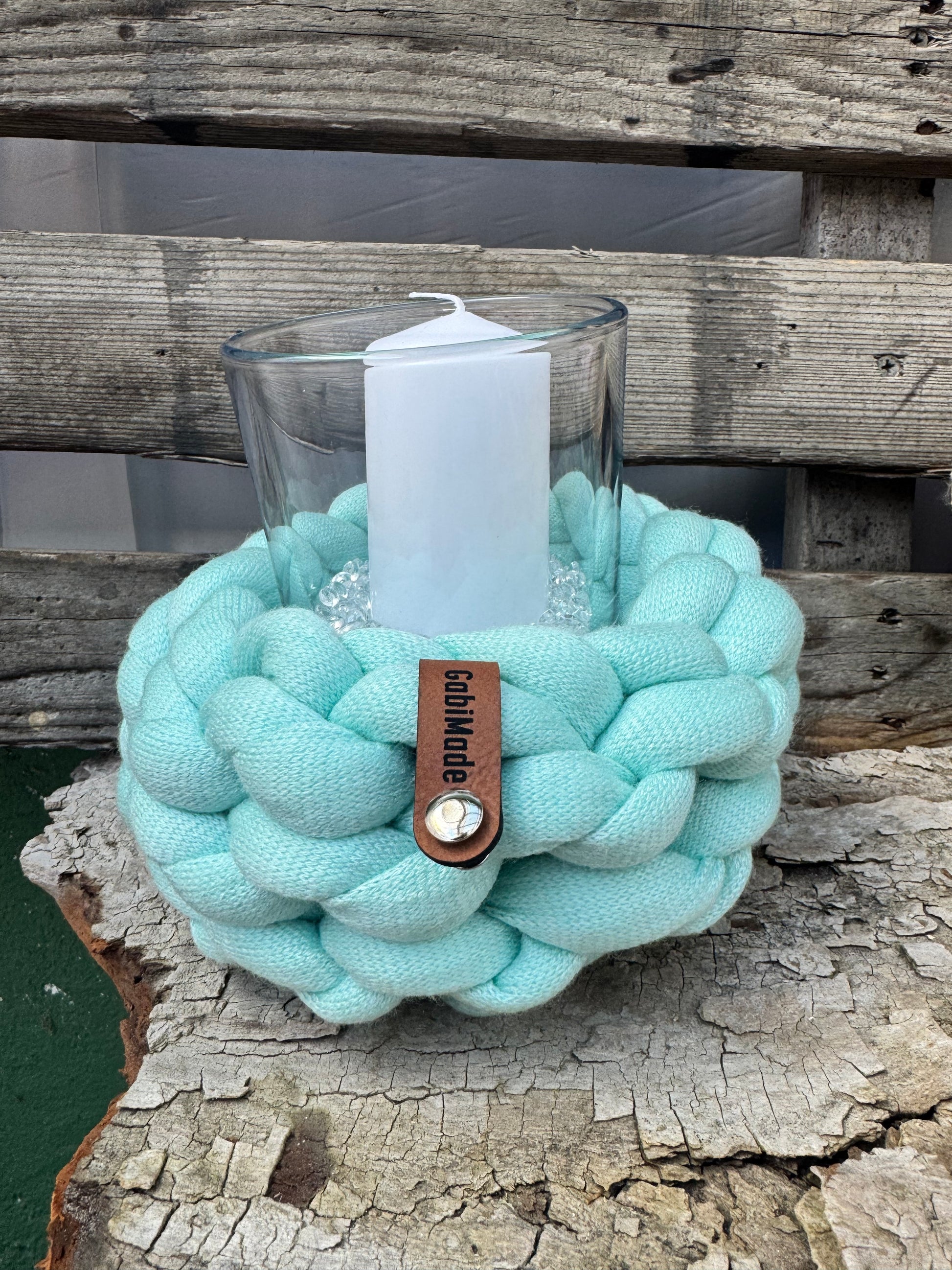 Ein kleines gestricktes Windlicht mit Glaseinsatz 