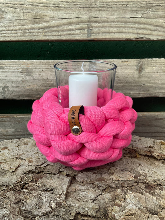 Ein kleines pinkes gestricktes Windlicht 