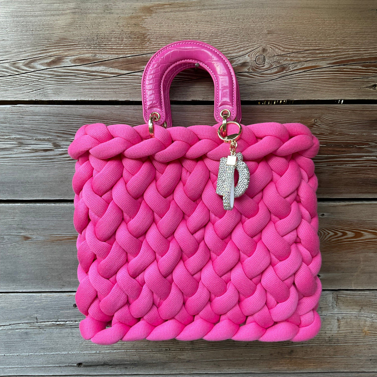 Eine gestrickte Pinke Tasche mit Henkeln 