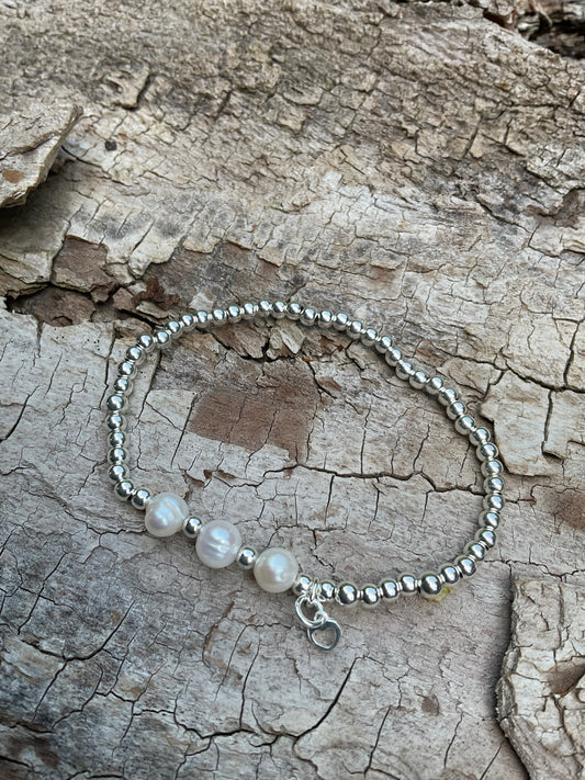 Ein Armband aus Silberperlen und Perlen mit Herzanhänger 