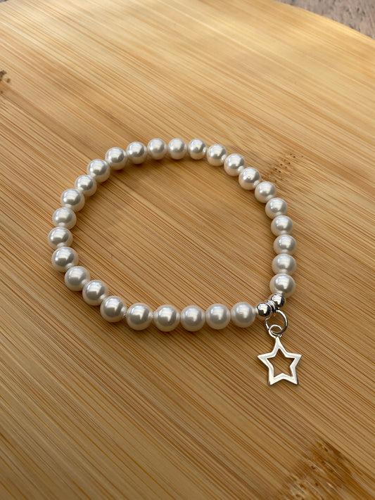 Ein Perlenarmband mit Silber Sternanhänger 