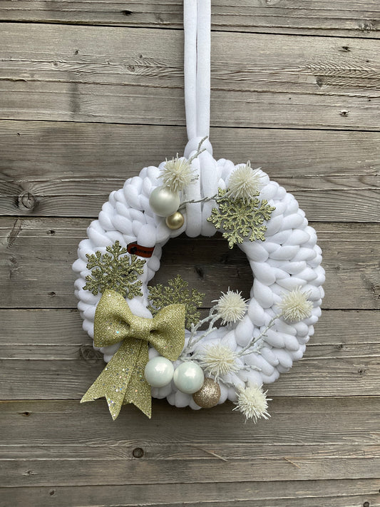 Ein gestrickter weißer geschmückter Türkranz 