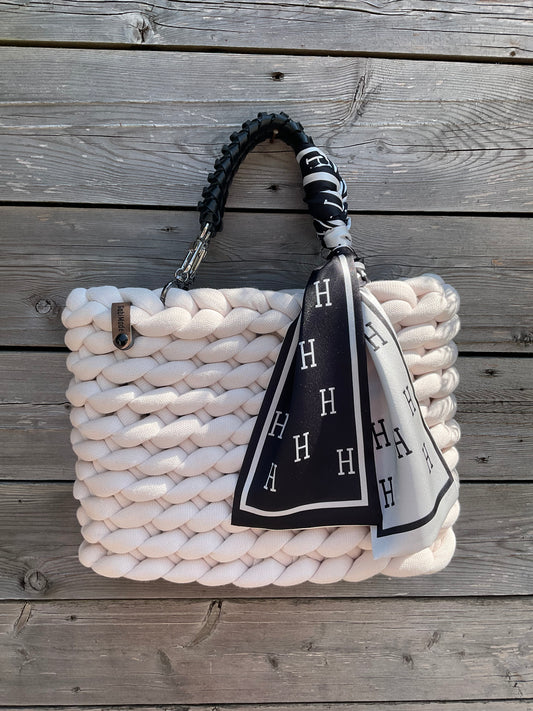 Eine Weiße Tasche mit einem Twilly und Ledergriffen 