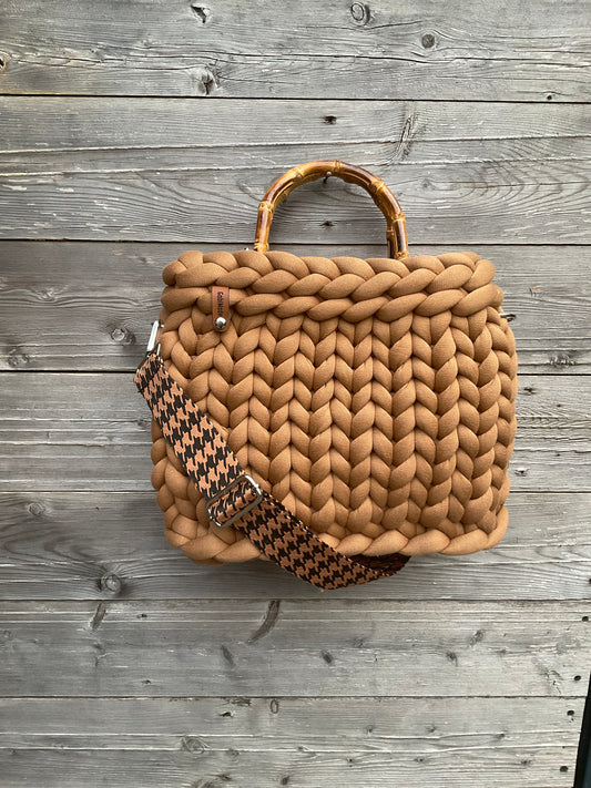 Eine gestrickte Tasche in Cognac mit Bambusgriffen 