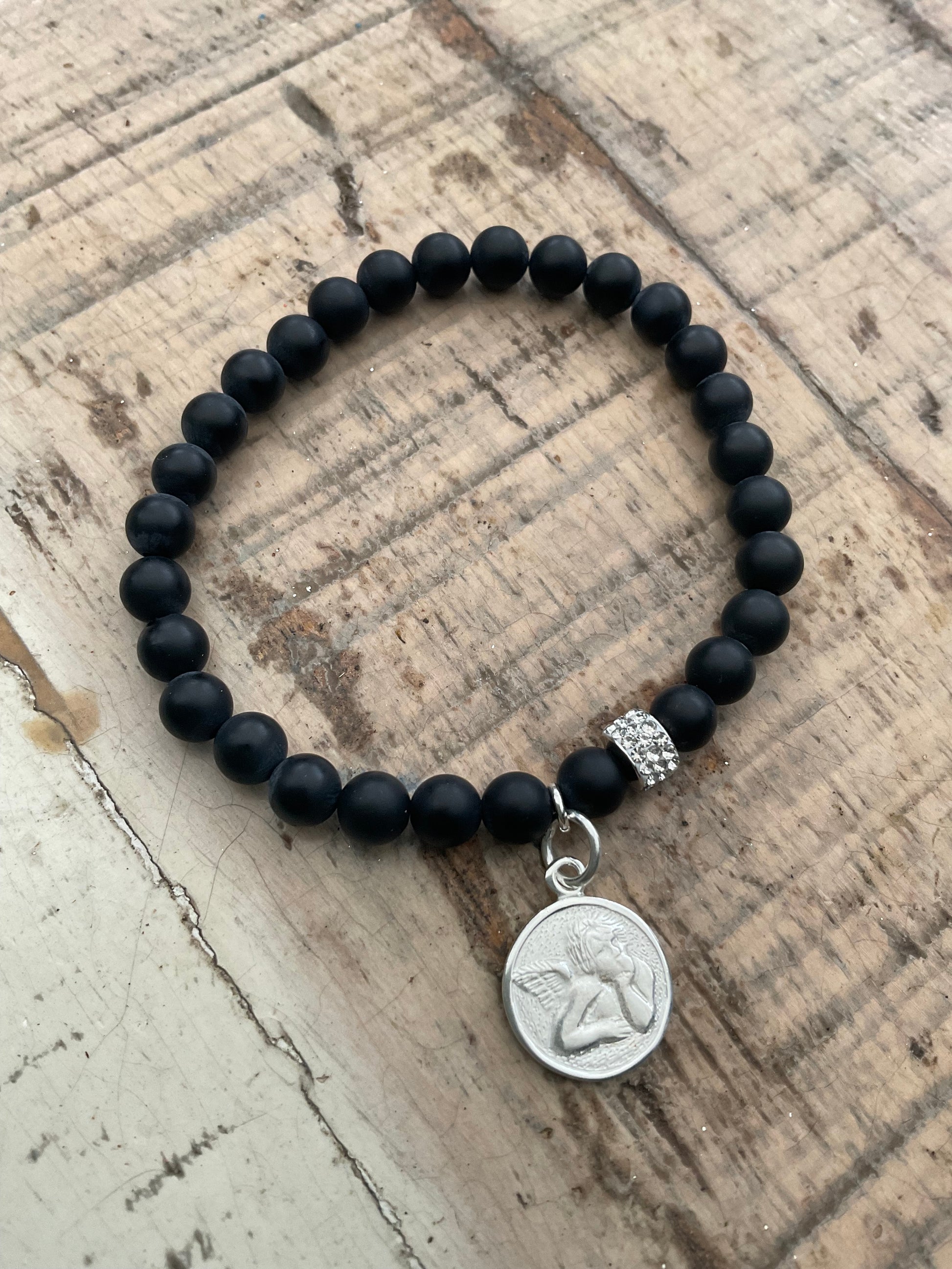 Schwarzes Perlenarmband mit Schutzengel Anhänger 